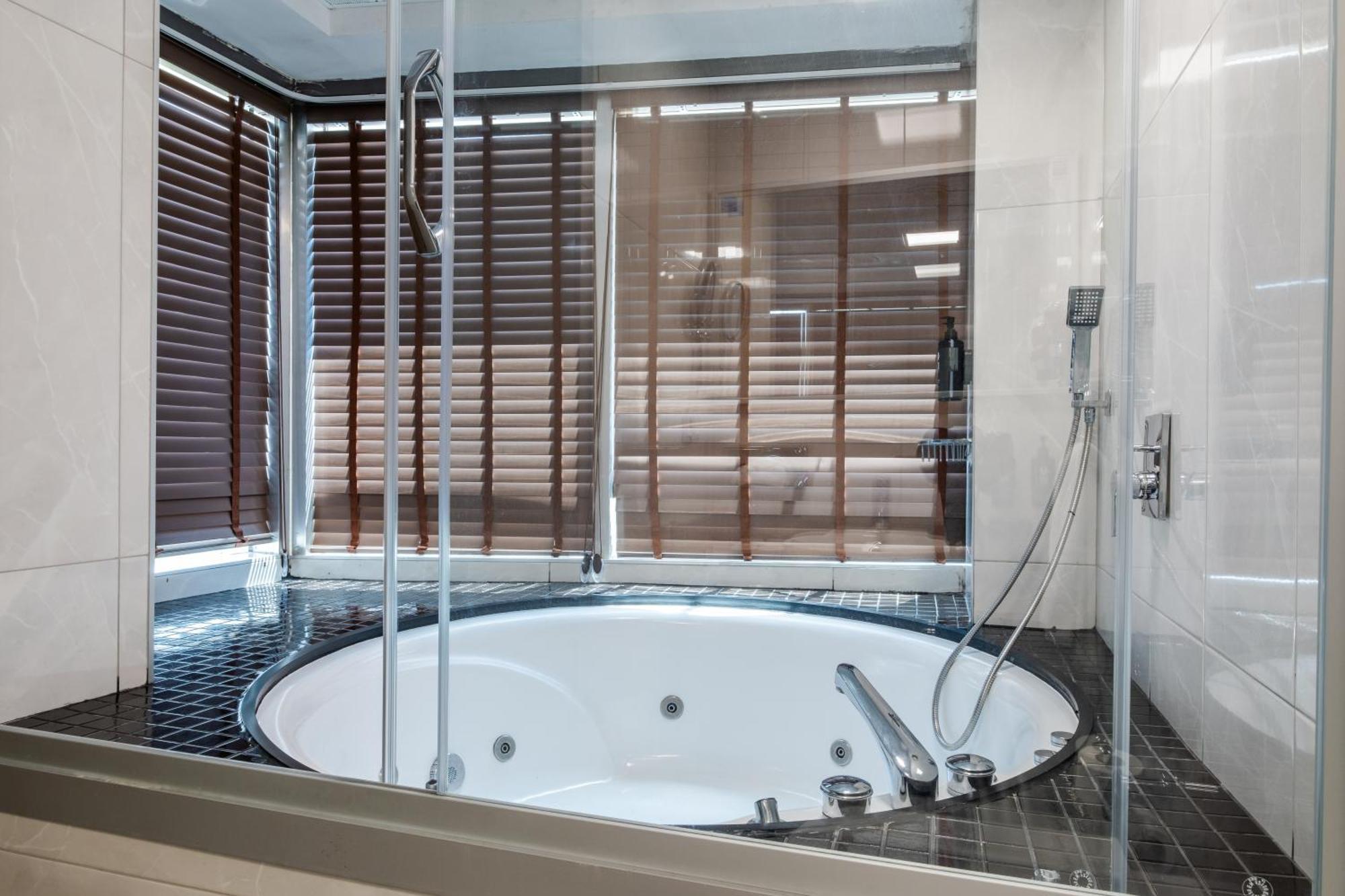 Ramada By Wyndham Ankara Hotel Bagian luar foto