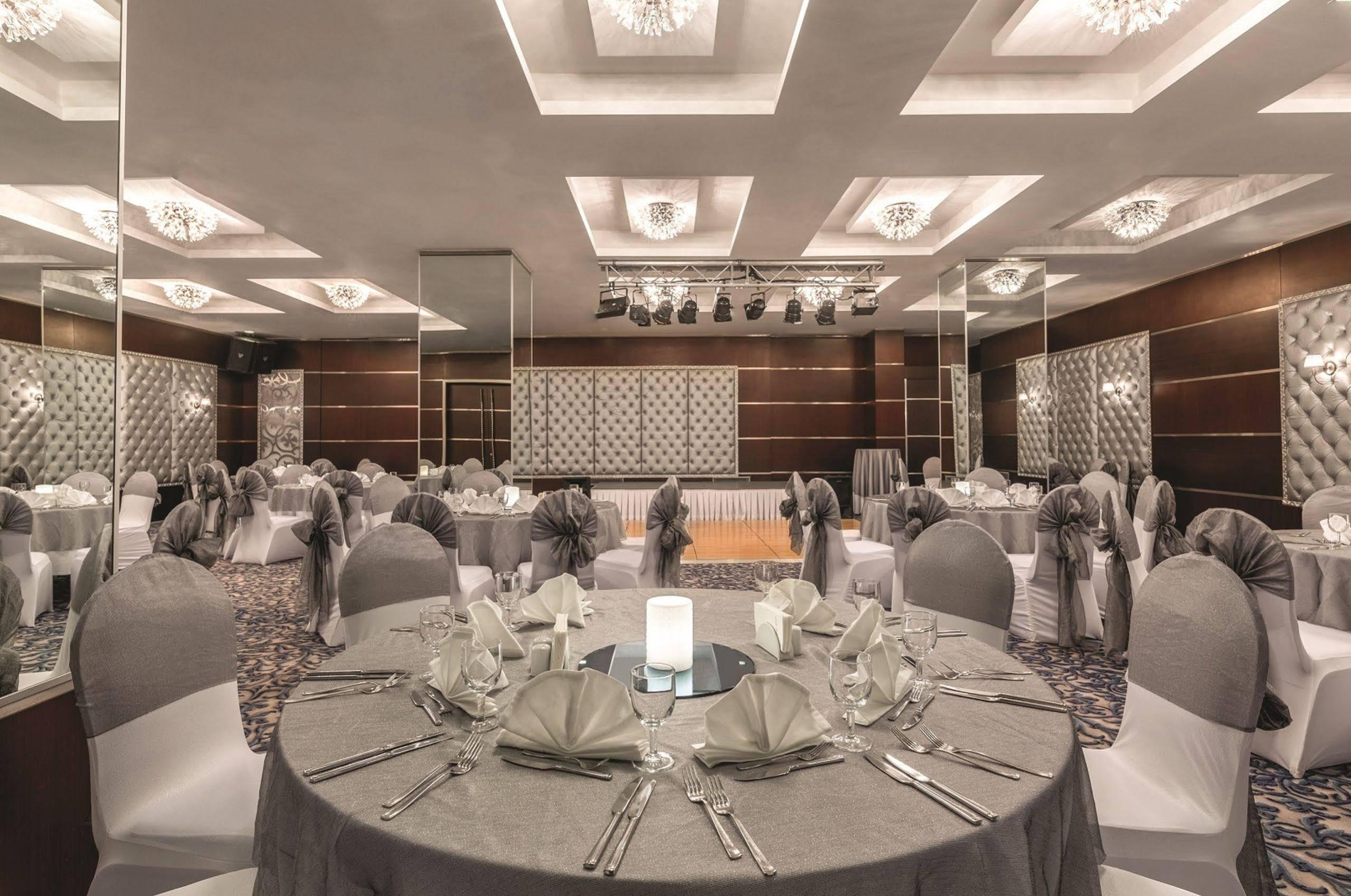 Ramada By Wyndham Ankara Hotel Bagian luar foto